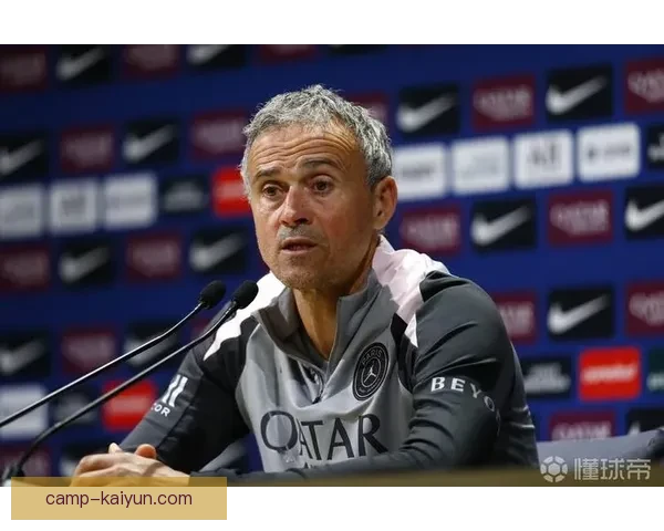 恩里克球队防守模式近期表现稳健，战术体系强调高位压迫与快速回防